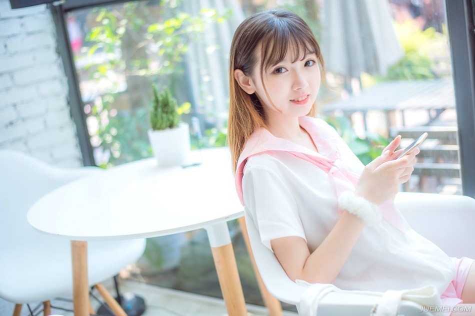 从容不迫的举止，比起咄咄逼人的态度，更能令人心折。——三毛《亲爱的三毛》